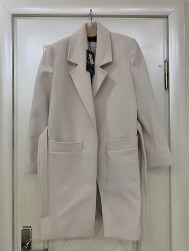 qısa donlar 2023: Qadın palto – açıq krem rəng - Model: klassik düz kəsim, dizə yaxın — 1