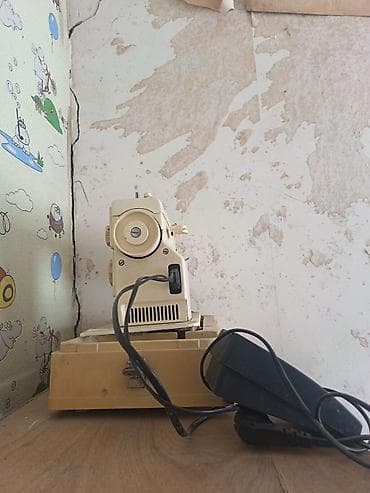 Elektrikli tikiş maşını satılır. Klassik korpuslu, pedal ilə idarə