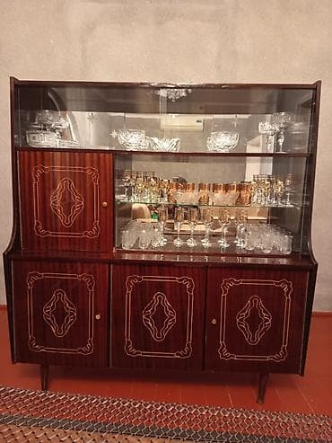 2 ci əl mebellərin satışı: Şkaf-vitrin – taxta karkaslı, qəhvəyi cilalı klassik dizayn — 1