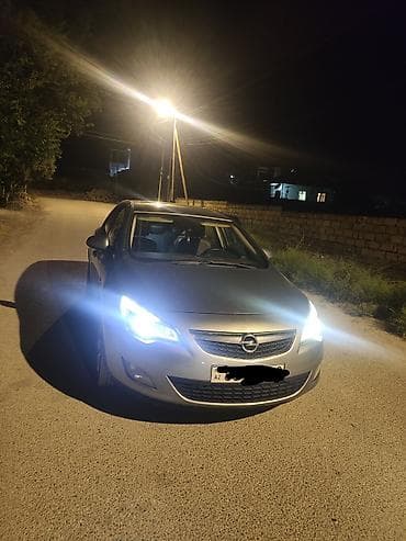 Opel Astra: 1.6 l | 2011 il 370000 km Sedan