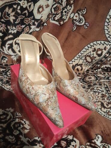 женские золотистые туфли: Qadın ayaqqabısı – zərif mules/slingback model - Ucu sivri dizayn - — 1