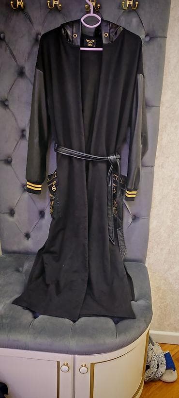 Qara uzun kardiqan/xalat – kapüşonlu, kəmərlidir. Dizayn: arxa hissədə