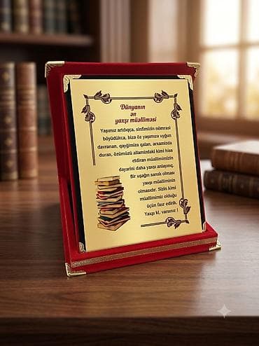 divan ustu ortuk: Müəllim üçün xatirə plaketi – qırmızı məxmər qutu-standda təqdim — 1