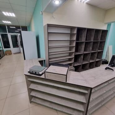 Mağaza arabaları: Açıq ağac tonlarında olan bu ticarət mebeli dəsti, mağaza və ya ofis — 6