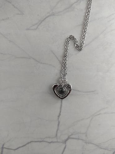 Çantalar: Gümüş rəngli zəncirli asma boyunbağılar – Kulonda 100 dildə "I LOVE — 1