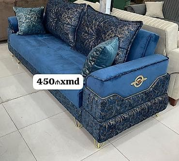 Mavi rəng palitrasında dəbdəbəli dizayna malik 3 nəfərlik divan. -
