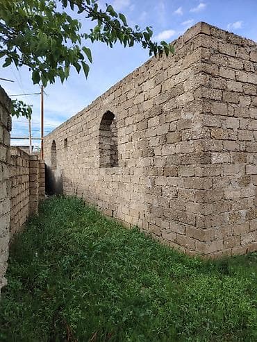 evl: Satılır: yarımçıq tikili və həyət sahəsi - Material: daş hörgü - — 2