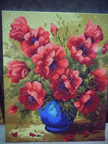 Süni güllər: Muncuqla yığılma şəkil əl işidir . Hazır asila bilər divardan . Ölçü — 7