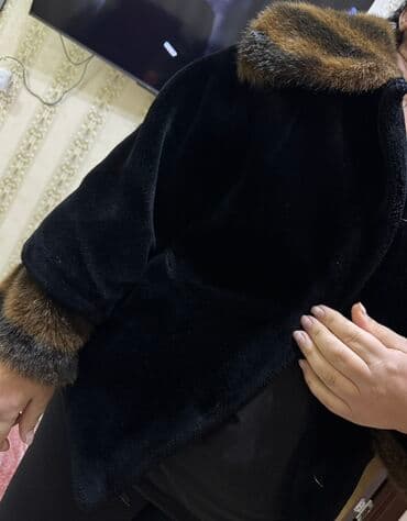 Qadın qısa kürk pencək - Rəng: tünd qara gövdə, qəhvəyi‑boz tonlarda