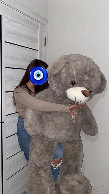 Boyuk olculu Teddy oyuncağ ayı sekilde gorunduyu kimi tep tezedir hec