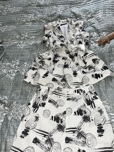 Qadın dəsti – nümunəli jilet/blazer + şalvar - Rəng: ağ fon üzərində