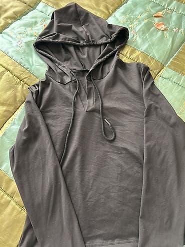 Svitşotlar: Qara rəngli kapüşonlu uzunqol köynək (hoodie stili) - Sadə və minimal — 1
