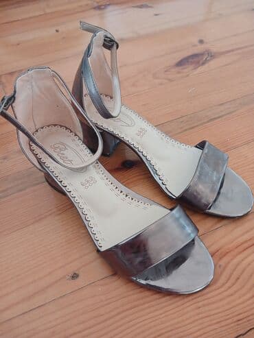 Qadın sandalı - Model: Açıq burunlu, bir zolaqlı sandalet - Rəng