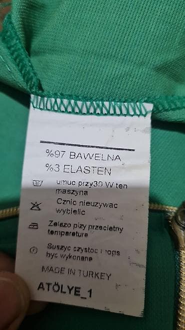 don geyim: Yaşıl rəngli, qolsuz qadın paltarı. Ön hissədən tam uzunluqda — 2