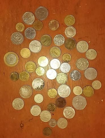 Kolleksiya üçün müxtəlif ölkə və illərə aid xırda pul sikkələri dəsti