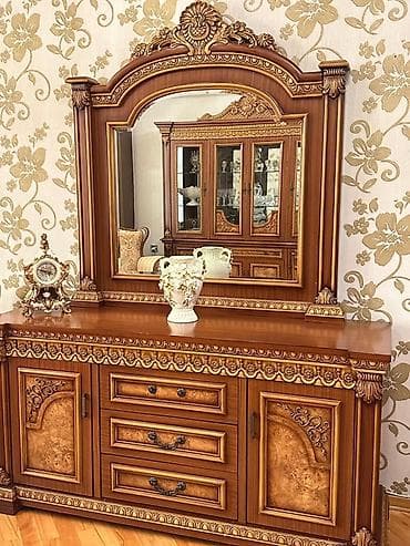 Klassik üslubda, oyma naxışlarla zəngin bufet-konsol və iri güzgü