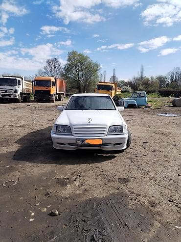 Mercedes-Benz C-Class: 2 l | 1995 il Sedan