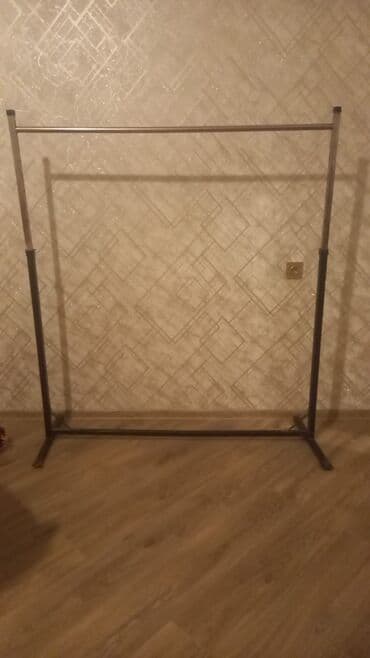 стоячая вешалка для одежды: Paltarları səliqəli şəkildə saxlamaq üçün nəzərdə tutulmuş metal — 1