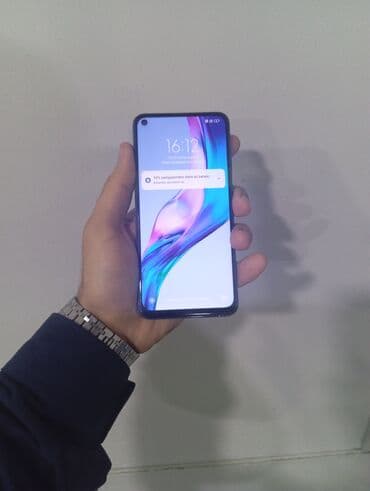 Realme smartfon Xüsusiyyətlər: - Ekran: Tam ekran dizayn, sol