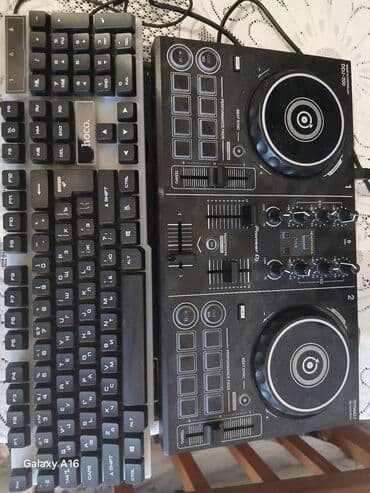 DJ kontrolleri musiqi miksləri yaratmaq və DJ performansları üçün