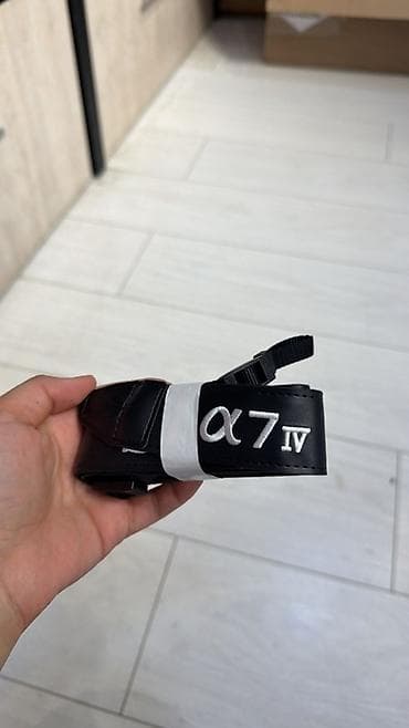 Sony Alpha 7 IV boyun/kamera kəməri - Model yazısı: “α7 IV” (Sony A7 — 1