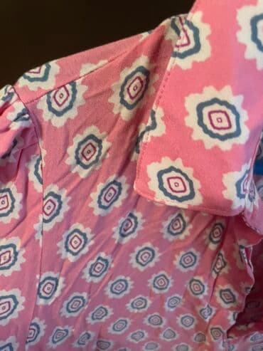 cartier bileklik qiymeti: Çəhrayı rəngdə, naxışlı, uzunqol, yaxalıqlı midi don. Donun aşağı — 2