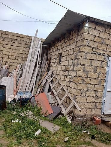 28 may menzil: Təsvir: - Həyətdə yerləşən kiçik daş tikili (tövlə/ambar/ustaxana — 2