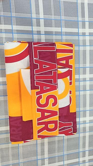 deri çanta: Galatasaray temalı yataq dəsti parçası - Rənglər: sarı, qırmızı və ağ — 1