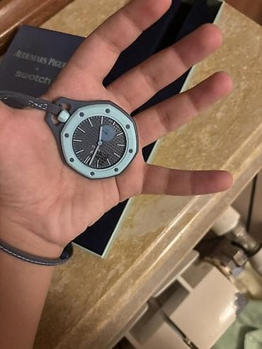 Şəxsi əşyalar: Audemars Piguet x Swatch “Royal Pop – Lan Ba” asma/qolbağa saat — 2