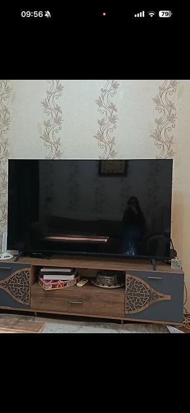 Düz TV altlığı, Polkalı, Laminat