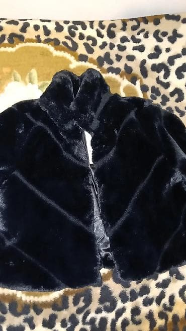 Kürklər: Qadınlar üçün qısa süni kürk jaket - Rəng: tünd qara - Model: qısa — 1