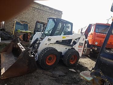 kompressor teh: Bobcat S220 skid steer yükləyici Xüsusiyyətlər: - Model: Bobcat S220 — 7
