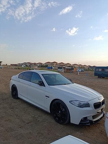 diffuser satisi: BMW 5 Series (F10) sedan – ağ rəng, agresiv M-stil eksteryer paketi — 4