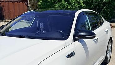 Kia K5 sedan – ağ rəng, aerodinamik kuzov və LED arxa işıqlar. GDi — 6