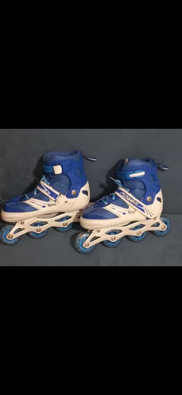 Mavi və ağ rənglərdə olan bu təkərli konkisürənlər həm görünüş, həm də