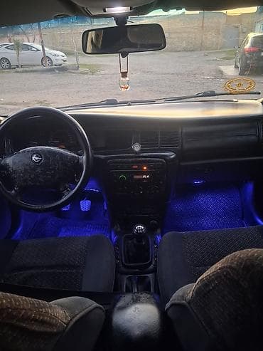 opelər: Opel sedan, 5 oturacaqlı salon. Mexaniki sürət qutusu (5 pillə). Qarşı — 2