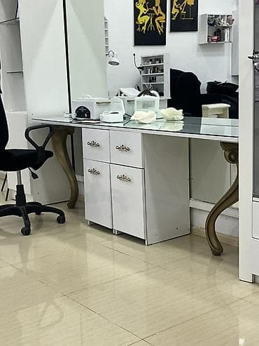 Gözəllik salonu üçün mebel dəsti. Dəstə iri güzgülü iş masası, şüşə