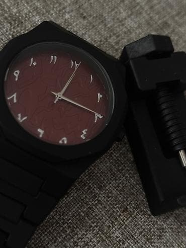 Qara korpus və metal qolbaqlı analoq qol saatı - Minimalist dizayn