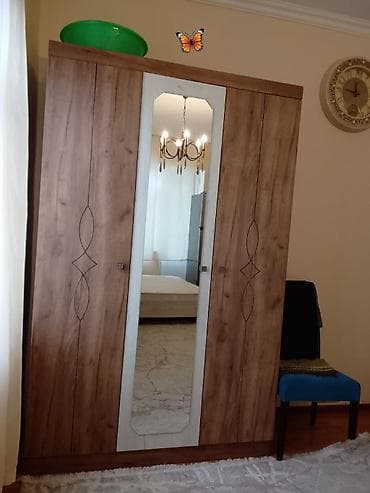 paltar dolab: Dolab – kod 1122 - Üç qapılı, ortası güzgülü model - Təbii ağac — 1
