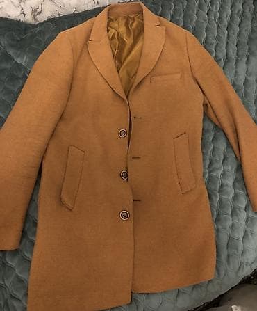 pull and bear: Kişi üçün klassik karamell rəngli palto - Model: Dizə qədər uzunluq — 1