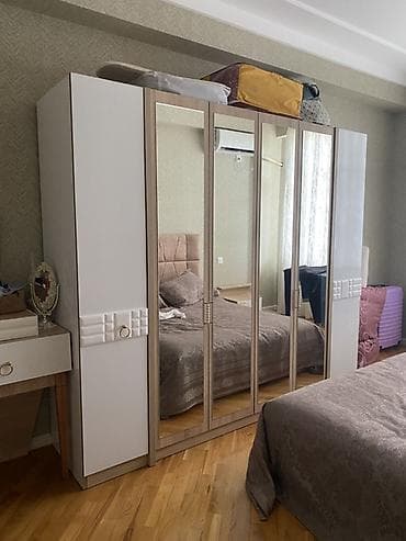 6 qapılı yataq otağı dolabı - Dizayn: ağ və açıq ağac rənglərinin