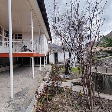 Mənzillər: Satılır: həyət evi - Geniş həyətli, bir mərtəbəli ev. Evin önündə — 3