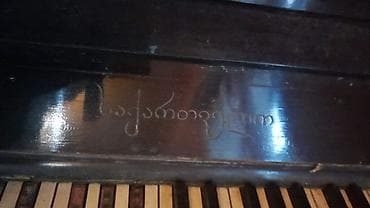 gitara klassik: Upright pianino – klassik qara korpus, ön paneldə dekorativ naxışlar — 2