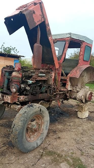 Sovet istehsalı təkərli traktor (kabinalı), qırmızı rəng. Texniki