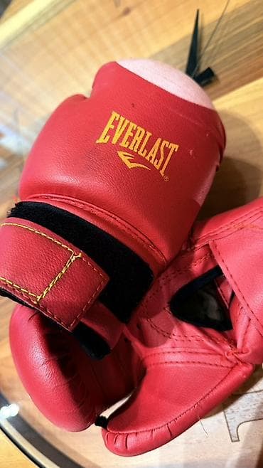 boks torbaları: Məhsul: Everlast boks əlcəkləri - Rəng: qırmızı, yumruq hissəsində ağ — 6
