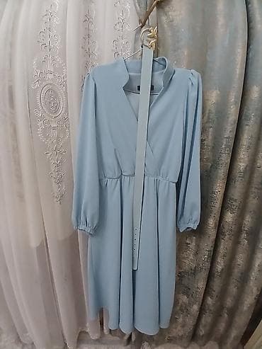 ana ve bala: Açıq mavi rəngdə zərif qadın paltarı. - Model: V formalı qatlana — 2