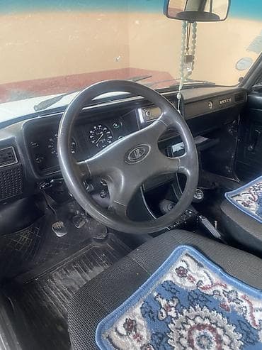 bmw 318 1995: Lada 2107, ağ rəng, sedan gövdə. Texniki xüsusiyyətlər: - Benzin — 5