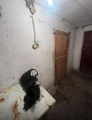 Qarajlar: Satılır: 1 otaqlı zirzəmi tipli sahə Xüsusiyyətlər: - Tek otaqlı — 1