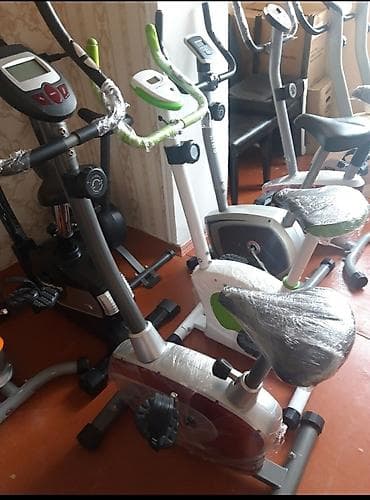 Bu, evdə məşq üçün nəzərdə tutulmuş stasionar velosipeddir. Kompakt