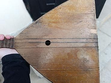 balalayka: Köhnə taxta korpuslu balalayka (rus xalq musiqi aləti) Xüsusiyyətlər — 5